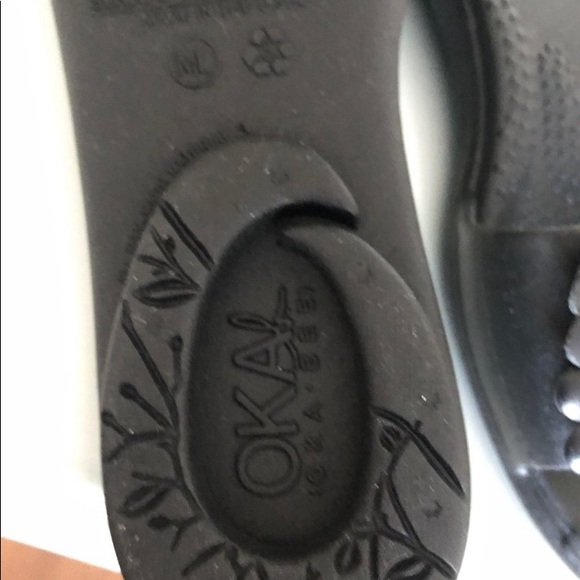 OKA B Black Flower Slides w/ Gold Studs!!! Sandales & Sun  Beach or Gym☀️ Size 9 - Picture 11 of 12